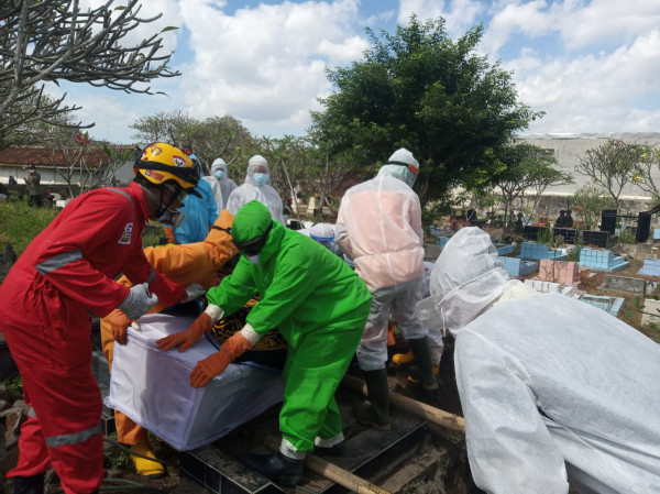 Team spraying RW 58 Kolombo dan bersama Destana CC melakukan pemakaman warga di padukuhan kentungan